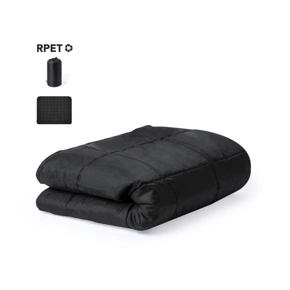 Manta de picnic premium fabricada en resistente poliéster 190T RPET y acabado en negro. Plegable, con funda ajustable de autocierre en poliéster 190T RPET. En tamaño 120x150 cm, de fácil plegado y tamaño compacto, con logotipo RPET.El material RPET se elabora a partir de plástico reciclado, para así fomentar la reutilización de residuos plásticos y ayudar a la sostenibilidad del planeta.