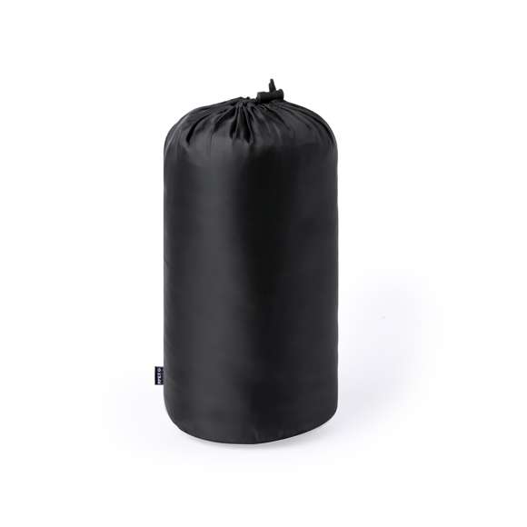 Manta de picnic premium fabricada en resistente poliéster 190T RPET y acabado en negro. Plegable, con funda ajustable de autocierre en poliéster 190T RPET. En tamaño 120x150 cm, de fácil plegado y tamaño compacto, con logotipo RPET.El material RPET se elabora a partir de plástico reciclado, para así fomentar la reutilización de residuos plásticos y ayudar a la sostenibilidad del planeta.