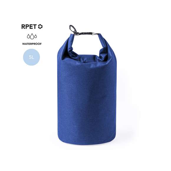 Bolsa impermeable de 5L de capacidad, fabricada en resistente 300D RPET. Cierre de seguridad, asa con hebilla de ajuste y mosquetón incluido. Etiqueta distintiva de RPET en el cierre. Disponible en variada gama de colores bitono. Presentada en bolsa individual reciclada. El material RPET se elabora a partir de plástico reciclado, para así fomentar la reutilización de residuos plásticos y ayudar a la sostenibilidad del planeta.