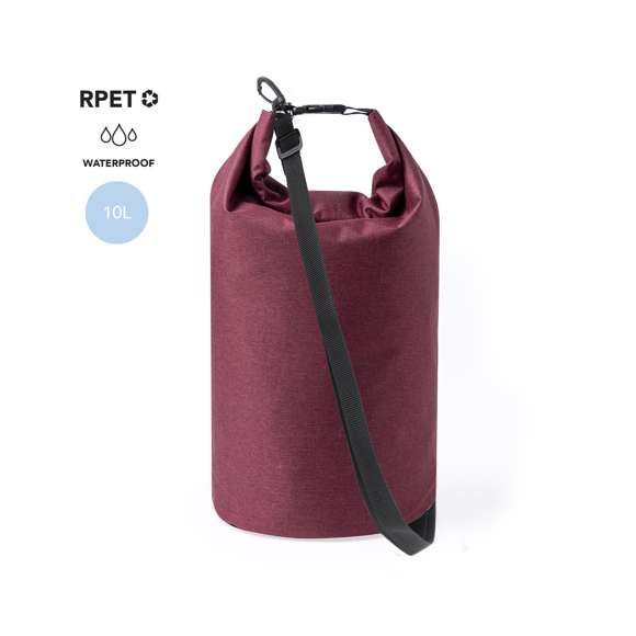 Bolsa impermeable de 10L de capacidad, fabricada en resistente poliéster 300D RPET. Cierre de seguridad, asa con hebilla de ajuste y mosquetón incluido. Etiqueta distintiva de RPET en el cierre. Disponible en variada gama de colores bitono. Presentada en bolsa individual reciclada. El material RPET se elabora a partir de plástico reciclado, para así fomentar la reutilización de residuos plásticos y ayudar a la sostenibilidad del planeta.
