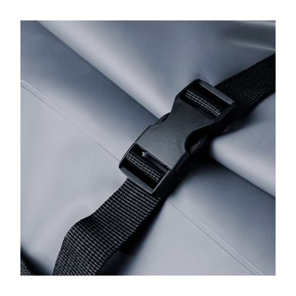 Bolso impermeable de 25L de capacidad, confeccionado en resistente PVC. Compartimento principal con cierre de hebilla y asas ajustables para un cómodo transporte. Incluye bolsillo frontal abierto de fácil acceso. En elegante color gris con detalles en negro y presentado en bolsa individual reciclada.