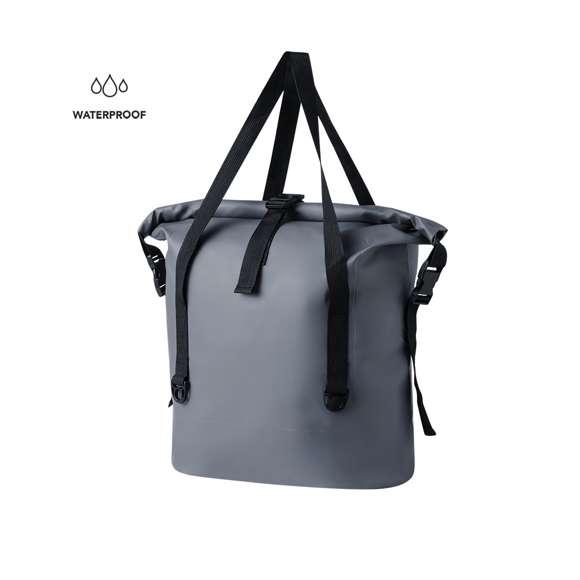 Bolso impermeable de 25L de capacidad, confeccionado en resistente PVC. Compartimento principal con triple cierre de hebilla, con asas para un cómodo transporte. En elegante color gris con detalles en negro y presentado en bolsa individual reciclada.