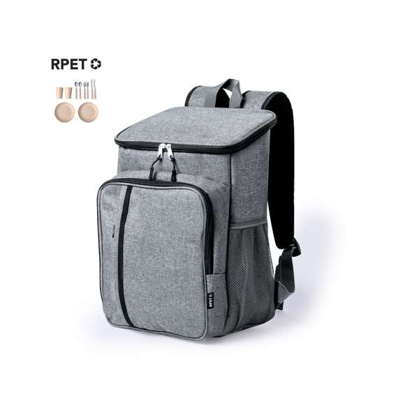 Mochila nevera para picnic confeccionada en resistente RPET 600D de alta calidad. Diseñada para 2 personas, cuenta con un bolsillo independiente para un almacenaje seguro. Incluye 2 vasos, 2 cuchillos, 2 cucharas, 2 tenedores y 2 platos. Además, presenta un bolsillo frontal de rápido acceso y bolsillos laterales de rejilla. El compartimento nevera tiene un interior en PEVA, y la mochila cuenta con una cómoda asa de transporte, cintas y parte trasera acolchadas. Logotipo RPET en etiqueta.El material RPET se elabora a partir de plástico reciclado, para así fomentar la reutilización de residuos plásticos y ayudar a la sostenibilidad del planeta.