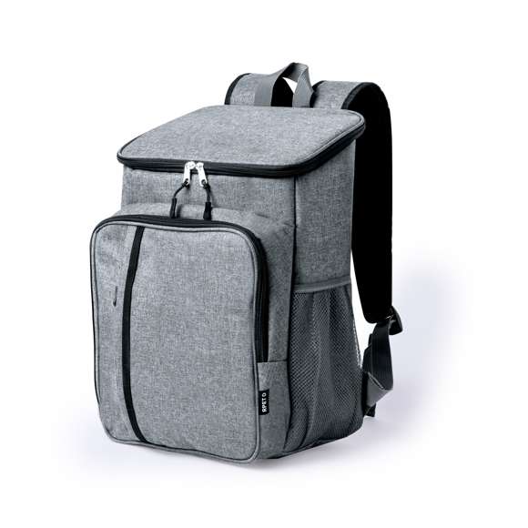 Mochila nevera para picnic confeccionada en resistente RPET 600D de alta calidad. Diseñada para 2 personas, cuenta con un bolsillo independiente para un almacenaje seguro. Incluye 2 vasos, 2 cuchillos, 2 cucharas, 2 tenedores y 2 platos. Además, presenta un bolsillo frontal de rápido acceso y bolsillos laterales de rejilla. El compartimento nevera tiene un interior en PEVA, y la mochila cuenta con una cómoda asa de transporte, cintas y parte trasera acolchadas. Logotipo RPET en etiqueta.El material RPET se elabora a partir de plástico reciclado, para así fomentar la reutilización de residuos plásticos y ayudar a la sostenibilidad del planeta.