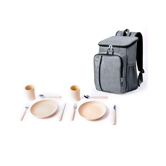 Mochila nevera para picnic confeccionada en resistente RPET 600D de alta calidad. Diseñada para 2 personas, cuenta con un bolsillo independiente para un almacenaje seguro. Incluye 2 vasos, 2 cuchillos, 2 cucharas, 2 tenedores y 2 platos. Además, presenta un bolsillo frontal de rápido acceso y bolsillos laterales de rejilla. El compartimento nevera tiene un interior en PEVA, y la mochila cuenta con una cómoda asa de transporte, cintas y parte trasera acolchadas. Logotipo RPET en etiqueta.El material RPET se elabora a partir de plástico reciclado, para así fomentar la reutilización de residuos plásticos y ayudar a la sostenibilidad del planeta.