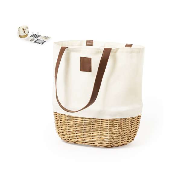 Eleva el estilo de tus picnics con esta cesta elegante y retro. Elaborada en mimbre y algodón de acabado natural, cuenta con una resistente asa de transporte en polipiel. Diseñada para 2 personas, incluye 2 copas, 2 cuchillos, 2 cucharas, 2 tenedores, 2 platos y dos servilletas de tela. Se presenta de manera individual en una bolsa reciclada.
