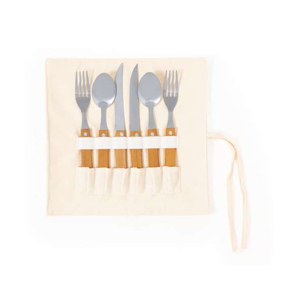 Eleva el estilo de tus picnics con esta cesta elegante y retro. Elaborada en mimbre y algodón de acabado natural, cuenta con una resistente asa de transporte en polipiel. Diseñada para 2 personas, incluye 2 copas, 2 cuchillos, 2 cucharas, 2 tenedores, 2 platos y dos servilletas de tela. Se presenta de manera individual en una bolsa reciclada.