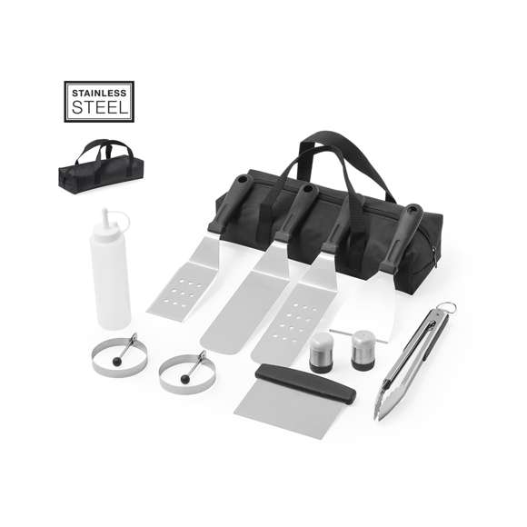 Set de barbacoa fabricado en acero inox. Consta de 11 accesorios, entre ellos: 1 espátula lisa, 2 espátulas con agujeros, 1 raspadora, 1 pinza, 1 espátula, 1 salero, 1 pimentero, 1 bidón con dosificador y 2 moldes redondos. Todo se presenta de manera organizada en un práctico macuto con cierre de cremallera y asas para facilitar su transporte. Presentado individualmente en bolsa reciclada.