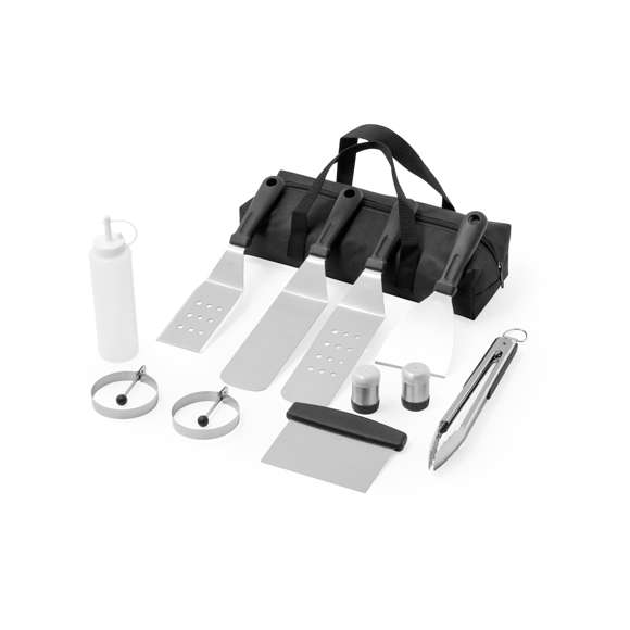 Set de barbacoa fabricado en acero inox. Consta de 11 accesorios, entre ellos: 1 espátula lisa, 2 espátulas con agujeros, 1 raspadora, 1 pinza, 1 espátula, 1 salero, 1 pimentero, 1 bidón con dosificador y 2 moldes redondos. Todo se presenta de manera organizada en un práctico macuto con cierre de cremallera y asas para facilitar su transporte. Presentado individualmente en bolsa reciclada.