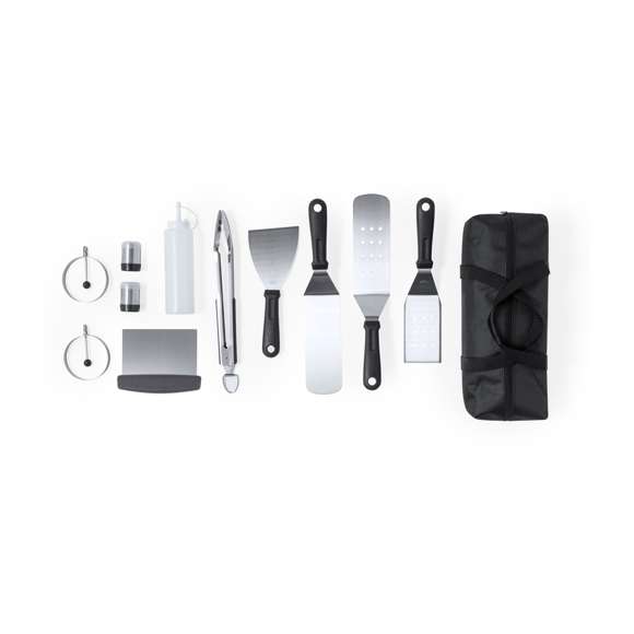Set de barbacoa fabricado en acero inox. Consta de 11 accesorios, entre ellos: 1 espátula lisa, 2 espátulas con agujeros, 1 raspadora, 1 pinza, 1 espátula, 1 salero, 1 pimentero, 1 bidón con dosificador y 2 moldes redondos. Todo se presenta de manera organizada en un práctico macuto con cierre de cremallera y asas para facilitar su transporte. Presentado individualmente en bolsa reciclada.