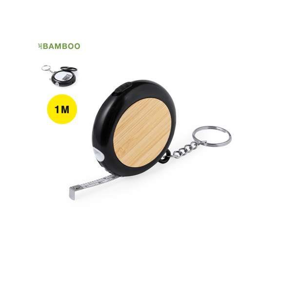 Práctico flexómetro fabricado en resistente combinación de bambú y ABS, con multiherramienta integrada en cuerpo y cierre mediante tapa. 4 funciones: linterna LED (pilas de botón incluidas), una cinta métrica de 1 metro en centí metros y pulgadas; y un cabezal destornillador magnético con puntas plana y phillips. Además, cuenta con anilla llavero y viene presentado individualmente en caja de diseño kraft. Materiales como el bambú fomentan la utilización de materias primas naturales, reduciendo las emisiones contaminantes. Proviene de una planta de gran resistencia y versatilidad, con crecimiento y regeneración rápidos, siendo una excelente alternativa al uso de madera tradicional.