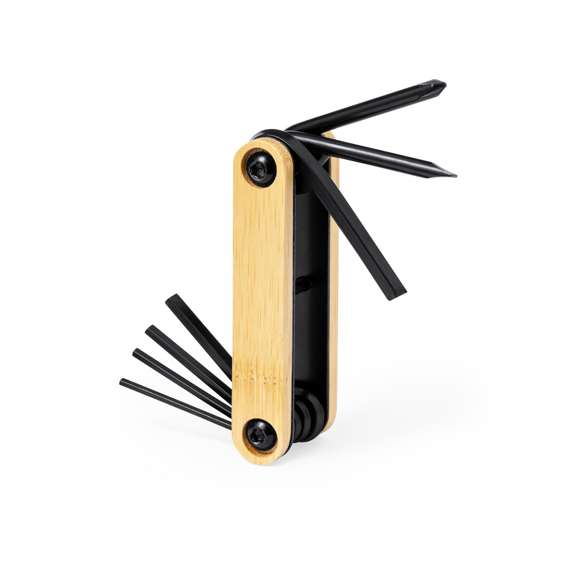 Práctica multiherramienta fabricada en resistente acero al carbono de acabado en color negro, con carcasa de bambú y 7 funciones: llaves allen, destornillador plano y philips. Presentada en caja de diseño kraft. Materiales como el bambú fomentan la utilización de materias primas naturales, reduciendo las emisiones contaminantes. Proviene de una planta de gran resistencia y versatilidad, con crecimiento y regeneración rápidos, siendo una excelente alternativa al uso de madera tradicional.