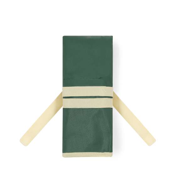 Completo set de jardinería con 7 accesorios y delantal ajustable con bolsillos. Incluye 2 palas de diferentes tamaños, dos rastrillos, un punzón, tijeras de podar y guantes para proteger las manos. Presentado en caja de diseño kraft.