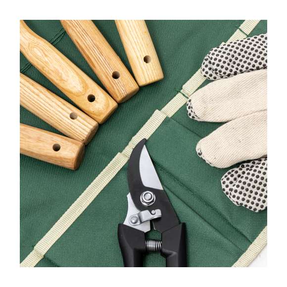 Completo set de jardinería con 7 accesorios y delantal ajustable con bolsillos. Incluye 2 palas de diferentes tamaños, dos rastrillos, un punzón, tijeras de podar y guantes para proteger las manos. Presentado en caja de diseño kraft.