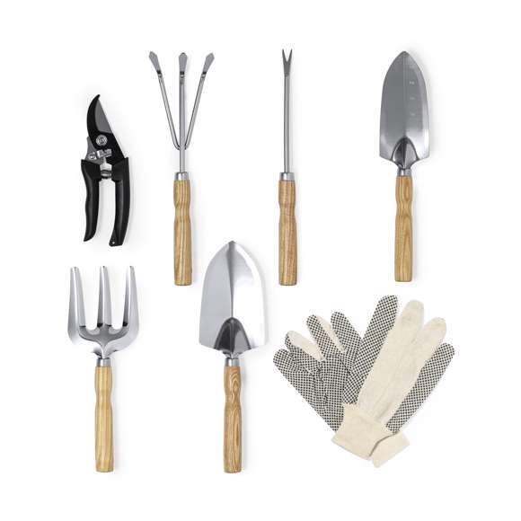 Completo set de jardinería con 7 accesorios y delantal ajustable con bolsillos. Incluye 2 palas de diferentes tamaños, dos rastrillos, un punzón, tijeras de podar y guantes para proteger las manos. Presentado en caja de diseño kraft.