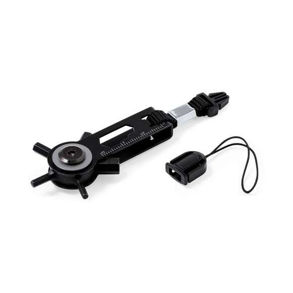 Eficaz multiherramienta con cabezal giratorio fabricada en acero inox y acabado en negro. Con 10 funciones: llaves allen, llave para tuercas hexagonales en varios tamaños, regla y un práctico accesorio de transporte con cierre de hebilla. Presentado en bolsa de papel reciclada de diseño kraft.