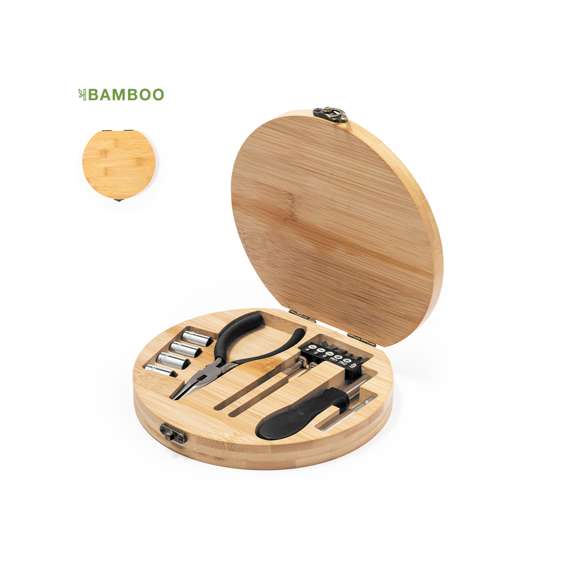 Set de herramientas presentado en resistente caja de bambú con cierre metálico. Con interior troquelado en bambú para un perfecto ajuste de las herramientas. Incluye 15 accesorios: llaves de tubo, alicates con sección cortante, destornilladores de precisión (plano y philips) y destornillador con multitud de puntas planas, philips, hexagonales y torx. Presentado en caja de diseño kraft. Materiales como el bambú fomentan la utilización de materias primas naturales, reduciendo las emisiones contaminantes. Proviene de una planta de gran resistencia y versatilidad, con crecimiento y regeneración rápidos, siendo una excelente alternativa al uso de madera tradicional.