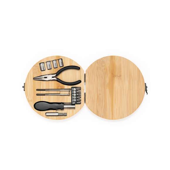 Set de herramientas presentado en resistente caja de bambú con cierre metálico. Con interior troquelado en bambú para un perfecto ajuste de las herramientas. Incluye 15 accesorios: llaves de tubo, alicates con sección cortante, destornilladores de precisión (plano y philips) y destornillador con multitud de puntas planas, philips, hexagonales y torx. Presentado en caja de diseño kraft. Materiales como el bambú fomentan la utilización de materias primas naturales, reduciendo las emisiones contaminantes. Proviene de una planta de gran resistencia y versatilidad, con crecimiento y regeneración rápidos, siendo una excelente alternativa al uso de madera tradicional.