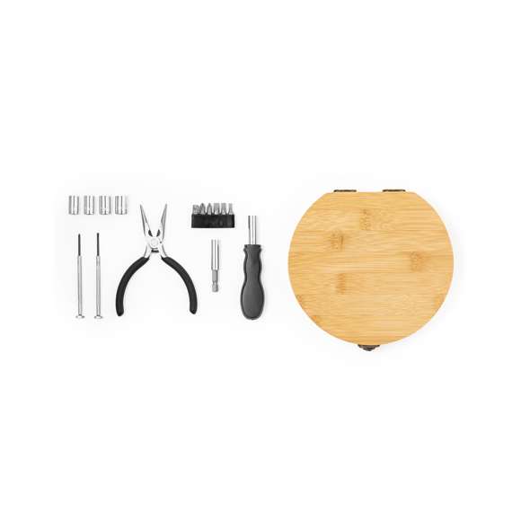 Set de herramientas presentado en resistente caja de bambú con cierre metálico. Con interior troquelado en bambú para un perfecto ajuste de las herramientas. Incluye 15 accesorios: llaves de tubo, alicates con sección cortante, destornilladores de precisión (plano y philips) y destornillador con multitud de puntas planas, philips, hexagonales y torx. Presentado en caja de diseño kraft. Materiales como el bambú fomentan la utilización de materias primas naturales, reduciendo las emisiones contaminantes. Proviene de una planta de gran resistencia y versatilidad, con crecimiento y regeneración rápidos, siendo una excelente alternativa al uso de madera tradicional.