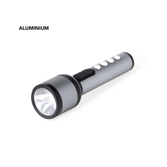 Linterna potente fabricada en aluminio con un diseño elegante en acabado gris metalizado con detalles en negro. Cuenta con 1 LED frontal para una iluminación focalizada y 4 luces COB en el mango para una dispersión más amplia de la luz. Ofrece 3 modos de iluminación: fija, intermitente lenta y rápida, adaptándose a diversas necesidades. Esta linterna es recargable mediante su batería de 1200 mAh, con el cable de carga incluido. Presentada individualmente en caja de diseño kraft.