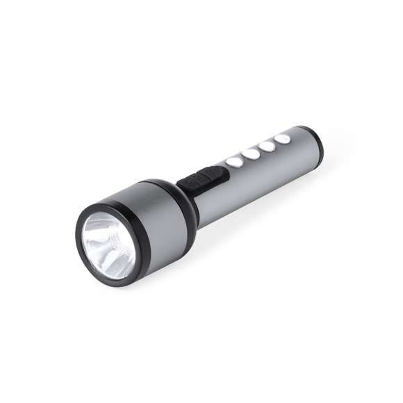 Linterna potente fabricada en aluminio con un diseño elegante en acabado gris metalizado con detalles en negro. Cuenta con 1 LED frontal para una iluminación focalizada y 4 luces COB en el mango para una dispersión más amplia de la luz. Ofrece 3 modos de iluminación: fija, intermitente lenta y rápida, adaptándose a diversas necesidades. Esta linterna es recargable mediante su batería de 1200 mAh, con el cable de carga incluido. Presentada individualmente en caja de diseño kraft.