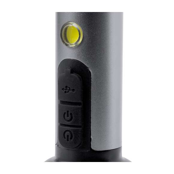 Linterna potente fabricada en aluminio con un diseño elegante en acabado gris metalizado con detalles en negro. Cuenta con 1 LED frontal para una iluminación focalizada y 4 luces COB en el mango para una dispersión más amplia de la luz. Ofrece 3 modos de iluminación: fija, intermitente lenta y rápida, adaptándose a diversas necesidades. Esta linterna es recargable mediante su batería de 1200 mAh, con el cable de carga incluido. Presentada individualmente en caja de diseño kraft.