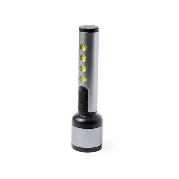 Linterna potente fabricada en aluminio con un diseño elegante en acabado gris metalizado con detalles en negro. Cuenta con 1 LED frontal para una iluminación focalizada y 4 luces COB en el mango para una dispersión más amplia de la luz. Ofrece 3 modos de iluminación: fija, intermitente lenta y rápida, adaptándose a diversas necesidades. Esta linterna es recargable mediante su batería de 1200 mAh, con el cable de carga incluido. Presentada individualmente en caja de diseño kraft.