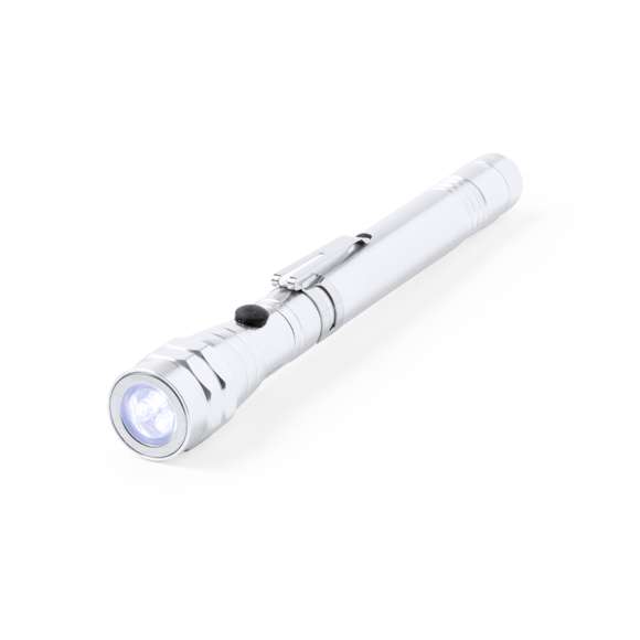 Linterna de aluminio práctica y versátil, con cabezal extensible (triplicando su longitud) y flexible para llegar a todos los lugares, además está equipado con imanes adaptándose a diversas necesidades. Cuenta con 3 potentes LEDs para una iluminación eficiente. Funciona con pilas de botón incluidas y presenta un clip metálico para facilitar su sujeción. Se presenta de manera individual en una caja de diseño kraft.