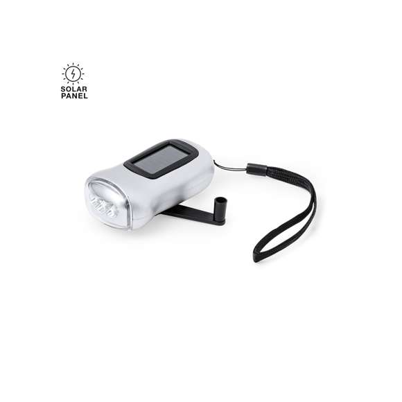 Linterna solar de mano, fabricada en resistente ABS. Su versatilidad con su doble función de carga: mediante la placa solar incorporada y de forma manual gracias a la dinamo integrada, ofreciendo una fuente de energía limpia y renovable reduciendo el consumo de pilas. Equipada con 3 potentes luces LEDs y un cordón que asegura un agarre firme para mayor comodidad. Presentada en caja de diseño kraft.