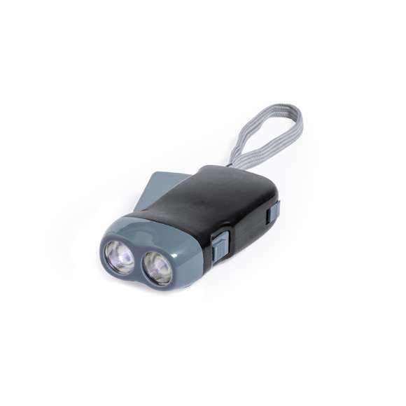 Linterna eco-amigable con 2 LEDs de carga manual mediante la dinamo incorporada; simplemente apretando el gatillo con una mano se genera energía, ofreciendo una fuente de luz sin generar residuos. En elegante color negro y gris, incluyeendo una cinta de transporte para mayor comodidad. Presentada en caja de diseño kraft.
