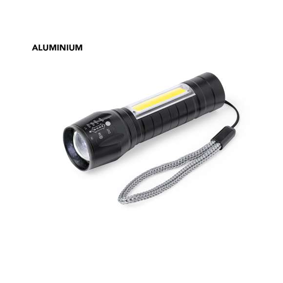 Potente linterna con batería recargable, fabricada en aluminio de acabado en color negro. Luz frontal con 1 LED y cabezal regulable, para tener un enfoque más focalizado o abierto. Además, cuenta con 10 luces COB en el mango y tres modos de iluminación (fija e intermitente de dos velocidades), incluye cinta de trasporte. Se alimenta mediante una batería recargable de 400 mAh, incluido cable micro USB. Presentada individualmente en caja de diseño.