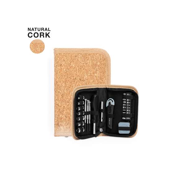 Set de herramientas de 24 accesorios en estuche de corcho con interior ordenado por elásticos. Incluye llaves de tubo, destornilladores de precisión (plano y philips), mango multifunción con diversas puntas intercambiables (extensión, cabezales philips, planos, de estrella y adaptador), cúter y un metro. Presentado en caja de diseño kraft.Elaborado con elementos vegetales para así fomentar la utilización de materias primas naturales y reducir las emisiones contaminantes.