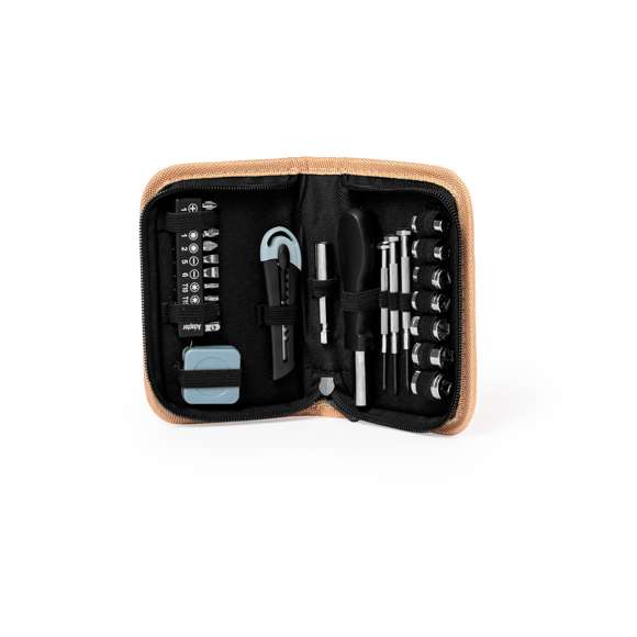 Set de herramientas de 24 accesorios en estuche de corcho con interior ordenado por elásticos. Incluye llaves de tubo, destornilladores de precisión (plano y philips), mango multifunción con diversas puntas intercambiables (extensión, cabezales philips, planos, de estrella y adaptador), cúter y un metro. Presentado en caja de diseño kraft.Elaborado con elementos vegetales para así fomentar la utilización de materias primas naturales y reducir las emisiones contaminantes.