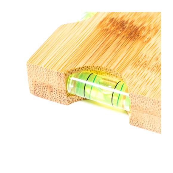 Práctico llavero multifunción fabricado en bambú, con abridor y útiles niveles integrados. Presentado individualmente en caja de diseño kraft. Materiales como el bambú fomentan la utilización de materias primas naturales, reduciendo las emisiones contaminantes. Proviene de una planta de gran resistencia y versatilidad, con crecimiento y regeneración rápidos, siendo una excelente alternativa al uso de madera tradicional.
