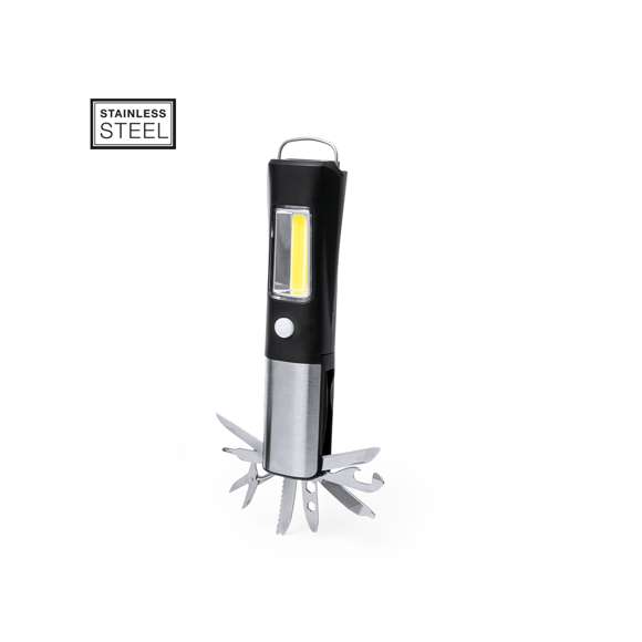 Práctica multiherramienta fabricada en resistente ABS y acero inox, con linterna frontal integrada de 1 LED. Incluye linterna lateral de 19 luces COB con dos posiciones de ilumincación (fija e intermitente). Dispone de 13 funciones, entre ellas cuchillo liso, de sierra, destornillador philips, tijeras, destornilladores planos, llave para tuercas hexagonales en varios tamaños, abrelatas, abrebotellas y una lima. Con imán de fijacion y asa. Alimentada con 3 pilas AAA, no incluidas. Presentada en caja de diseño kraft.