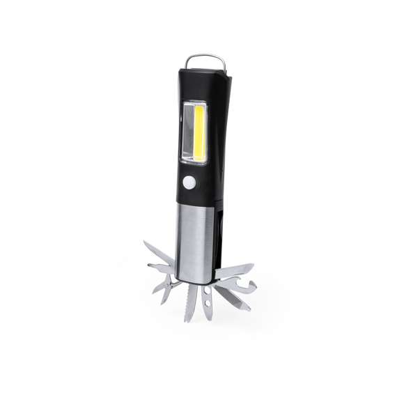 Práctica multiherramienta fabricada en resistente ABS y acero inox, con linterna frontal integrada de 1 LED. Incluye linterna lateral de 19 luces COB con dos posiciones de ilumincación (fija e intermitente). Dispone de 13 funciones, entre ellas cuchillo liso, de sierra, destornillador philips, tijeras, destornilladores planos, llave para tuercas hexagonales en varios tamaños, abrelatas, abrebotellas y una lima. Con imán de fijacion y asa. Alimentada con 3 pilas AAA, no incluidas. Presentada en caja de diseño kraft.