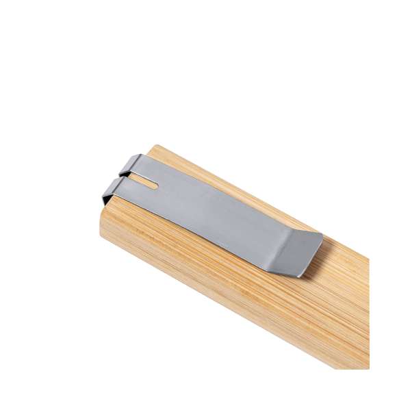 Cutter metálico con carcasa fabricada en bambú. Con mango ergonómico troquelado y clip extraíble con ranura para corte de cuchillas. Presentado individualmente en bolsa de papel reciclado. Materiales como el bambú fomentan la utilización de materias primas naturales, reduciendo las emisiones contaminantes. Proviene de una planta de gran resistencia y versatilidad, con crecimiento y regeneración rápidos, siendo una excelente alternativa al uso de madera tradicional.