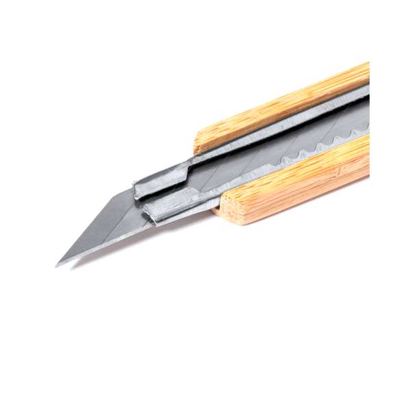 Cutter metálico con carcasa fabricada en bambú. Con mango ergonómico troquelado y clip extraíble con ranura para corte de cuchillas. Presentado individualmente en bolsa de papel reciclado. Materiales como el bambú fomentan la utilización de materias primas naturales, reduciendo las emisiones contaminantes. Proviene de una planta de gran resistencia y versatilidad, con crecimiento y regeneración rápidos, siendo una excelente alternativa al uso de madera tradicional.