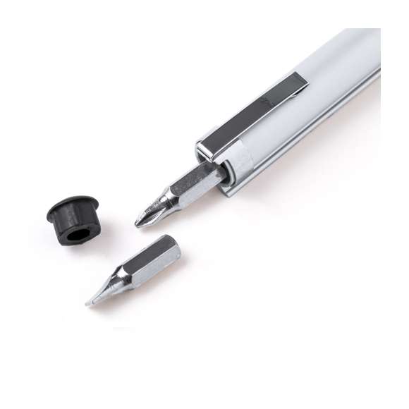 Práctica multiherramienta fabricada en aluminio, con nivel integrado en el cuerpo y dos cabezales para destornillador (plano y philips) en el interior. Con clip metálico de acabado cromado y presentada en caja de diseño kraft.