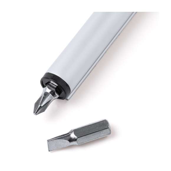 Práctica multiherramienta fabricada en aluminio, con nivel integrado en el cuerpo y dos cabezales para destornillador (plano y philips) en el interior. Con clip metálico de acabado cromado y presentada en caja de diseño kraft.