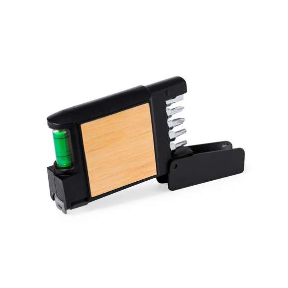 Flexómetro multiherramienta 3m, fabricado en resistente combinación de bambú y ABS. Con 7 funciones: cinta métrica de 3 metros, destornillador con diversas puntas (planas, philips y allen); y nivel integrado. De elegante diseño en negro, con detalles en bambú y viene presentado individualmente en caja de diseño kraft.Materiales como el bambú fomentan la utilización de materias primas naturales, reduciendo las emisiones contaminantes. Proviene de una planta de gran resistencia y versatilidad, con crecimiento y regeneración rápidos, siendo una excelente alternativa al uso de madera tradicional.