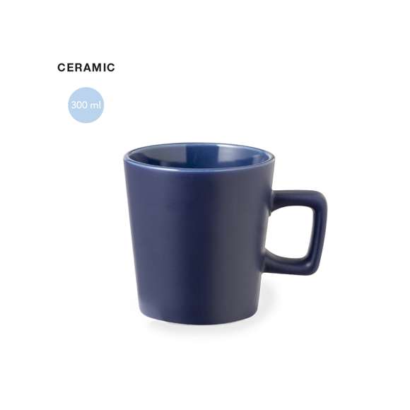Taza de cerámica con 300 ml de capacidad. Distinguido diseño con asa cuadrada y en diversos colores mate. Presentada en caja individual acabado kraft.