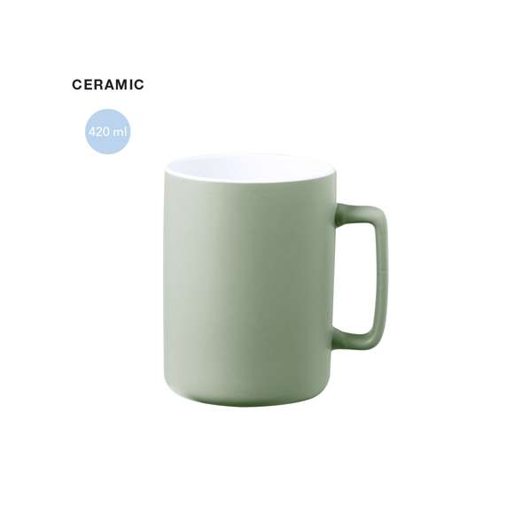 Taza de cerámica con 420 ml de capacidad. Distinguido diseño con asa cuadrada en combinación de interior en color blanco y exterior en variada gama de colores mate. Presentada en caja individual acabado kraft.