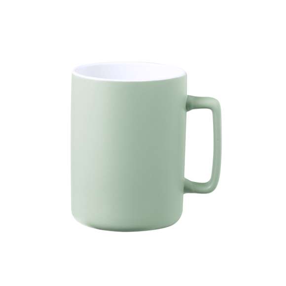 Taza de cerámica con 420 ml de capacidad. Distinguido diseño con asa cuadrada en combinación de interior en color blanco y exterior en variada gama de colores mate. Presentada en caja individual acabado kraft.