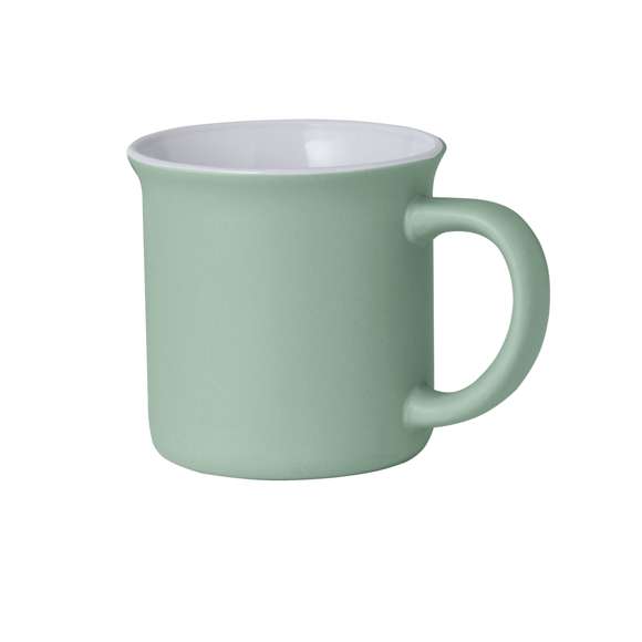 Taza de cerámica con 300 ml de capacidad. Distinguido diseño vintage en combinación de interior en color blanco y exterior en variada gama de colores mate. Presentada en caja individual acabado kraft.