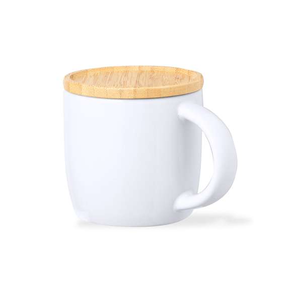 Taza de cerámica con 350 ml de capacidad. Distinguido diseño que combina cerámica con una tapadera de bambú de doble función, sirviendo tanto como tapadera como posavasos. Disponible en elegantes colores blanco y negro. Presentada en caja individual acabado kraft.Materiales como el bambú fomentan la utilización de materias primas naturales, reduciendo las emisiones contaminantes. Proviene de una planta de gran resistencia y versatilidad, con crecimiento y regeneración rápidos, siendo una excelente alternativa al uso de madera tradicional.