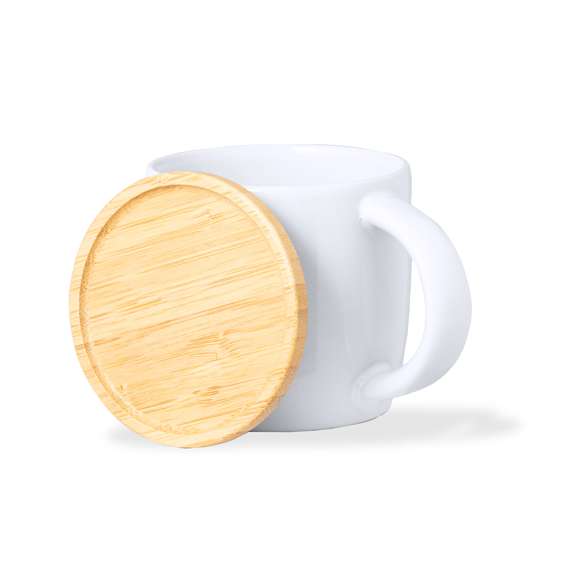 Taza de cerámica con 350 ml de capacidad. Distinguido diseño que combina cerámica con una tapadera de bambú de doble función, sirviendo tanto como tapadera como posavasos. Disponible en elegantes colores blanco y negro. Presentada en caja individual acabado kraft.Materiales como el bambú fomentan la utilización de materias primas naturales, reduciendo las emisiones contaminantes. Proviene de una planta de gran resistencia y versatilidad, con crecimiento y regeneración rápidos, siendo una excelente alternativa al uso de madera tradicional.