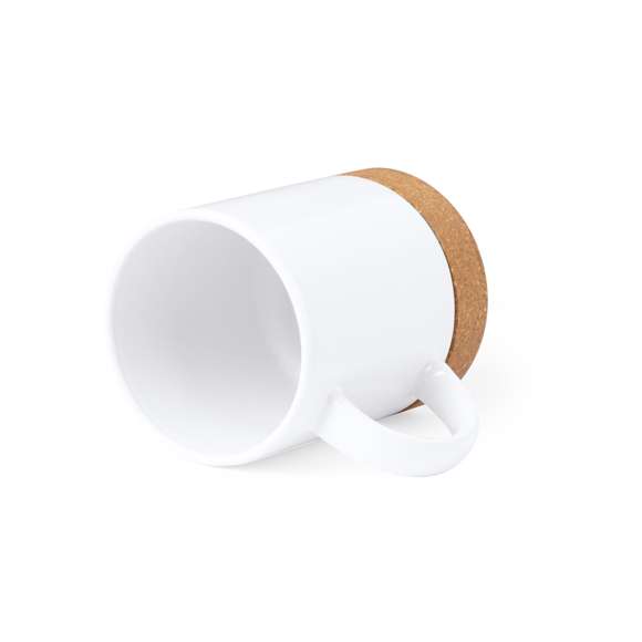 Taza para sublimación con 350 ml de capacidad. Distinguido diseño en combinación de cerámica con corcho, y especialmente diseñada para marcaje en sublimación. Presentada en caja individual acabado kraft.Elaborado con elementos vegetales para así fomentar la utilización de materias primas naturales y reducir las emisiones contaminantes.