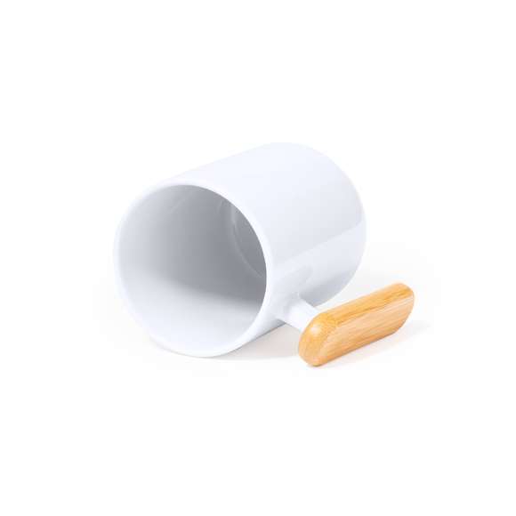 Taza de cerámica de 480 ml de capacidad, en elegante color blanco. Distinguido diseño en combinación cerámica con asa de bambú. Presentada en caja individual acabado kraft.Materiales como el bambú fomentan la utilización de materias primas naturales, reduciendo las emisiones contaminantes. Proviene de una planta de gran resistencia y versatilidad, con crecimiento y regeneración rápidos, siendo una excelente alternativa al uso de madera tradicional.