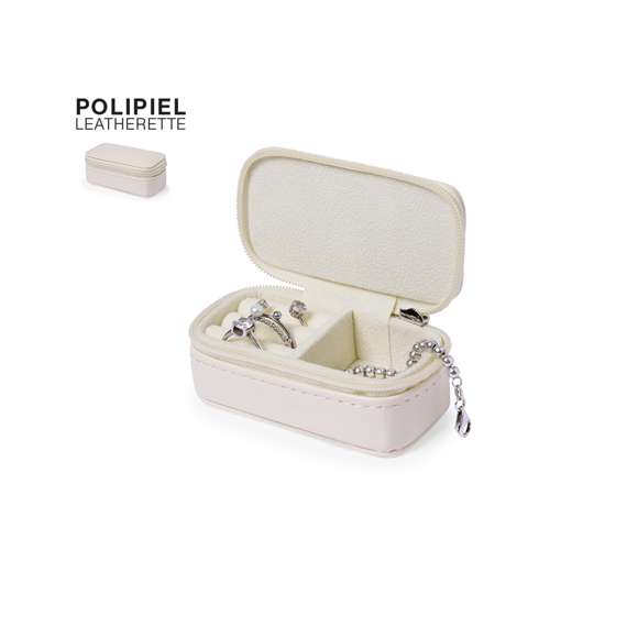 Estuche joyero fabricado en polipiel. Diseño de color natural con cierre de cremallera y dos compartimentos en su interior. Un compartimento en forma de cajita y otro compartimento con almohadillas para sujetar anillos y pendientes, forrado de suave tela. Presentado en una bolsa de papel individual.